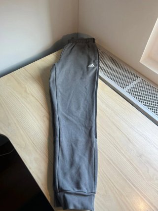 Pantalón chándal Adidas gris