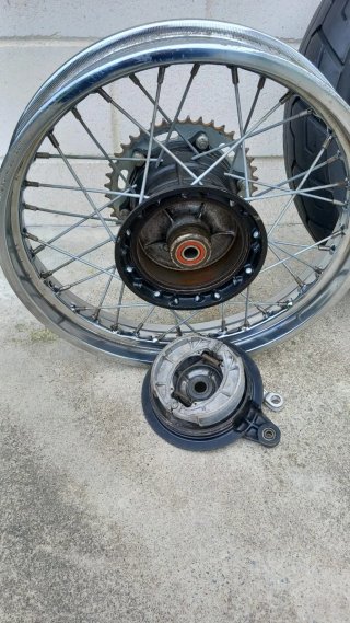 Rueda trasera de Suzuki DR600