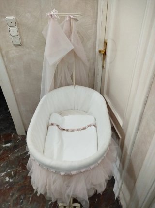 Moisés de forja con tela dosel en rosa/beig