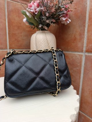 Bolso negro fiesta acolchado cadena dorada