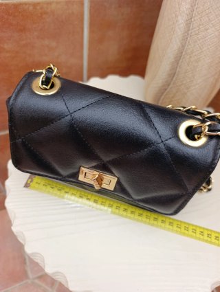 Bolso negro fiesta acolchado cadena dorada