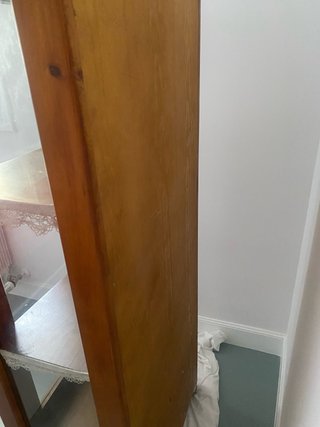 Alacena de madera con puerta de cristal