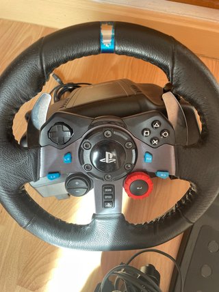 Volante Logitech G29 con cambio de marchas.