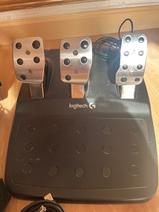 Volante Logitech G29 con cambio de marchas.