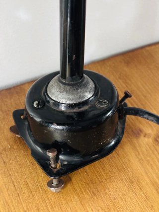 Lampada da tavolo design nero e metallo