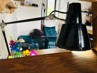 Lampada da tavolo design nero e metallo