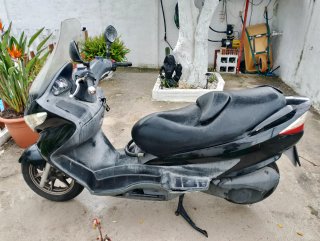 Suzuki Maxi Scooter Negra