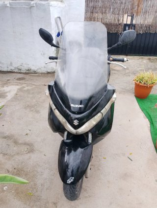 Suzuki Maxi Scooter Negra