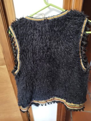 Chaleco negro con flecos y abalorios