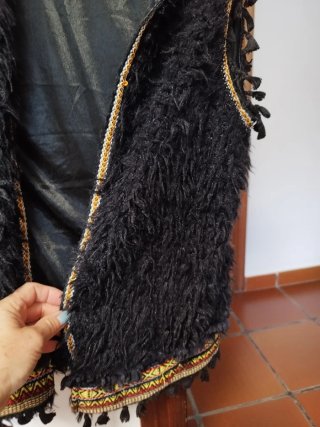 Chaleco negro con flecos y abalorios