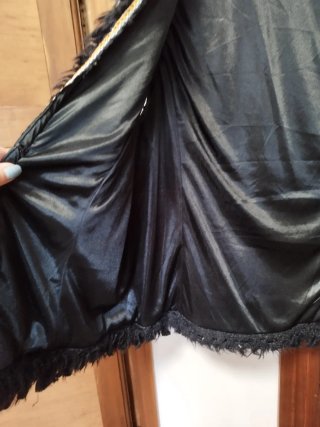 Chaleco negro con flecos y abalorios