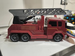 Camiones de bomberos y basura de juguete