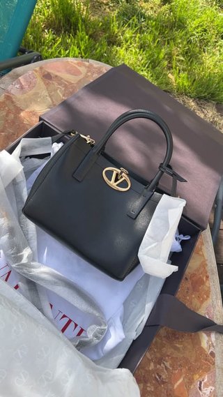 Borsa Valentino Nera con Logo Oro