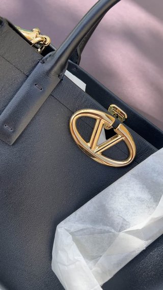 Borsa Valentino Nera con Logo Oro