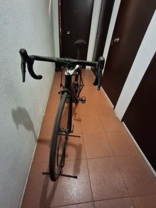 Bicicleta de carretera negra y blanca