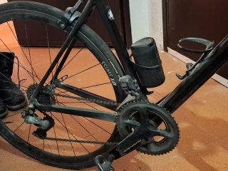 Bicicleta de carretera negra y blanca