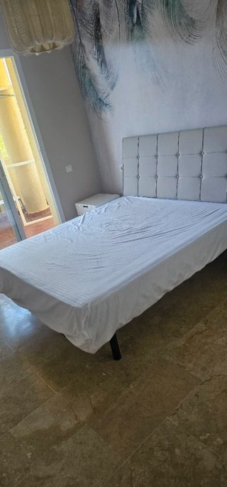 Cabecero, somier, colchón y mesitas