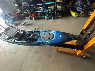 Kayak de pesca con motor central