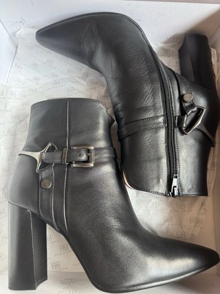 Botines Gloria Ortiz negros con hebilla