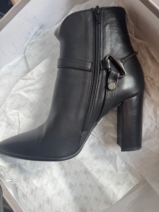 Botines Gloria Ortiz negros con hebilla