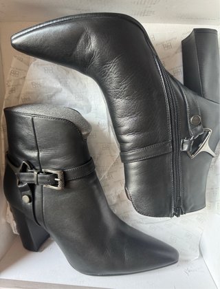 Botines Gloria Ortiz negros con hebilla