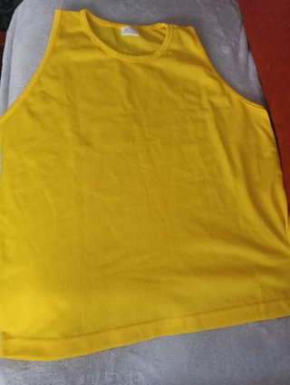 Peto deportivo amarillo