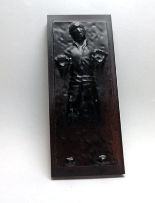 Figura Grogu con casco Darth Vader + REGALO PIN