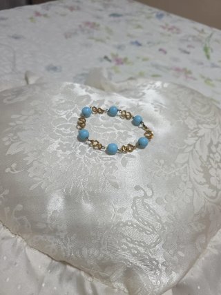 Pulsera de cuentas azules y eslabones dorados