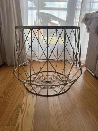 Mesa auxiliar cristal y metal dorado