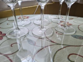 Juego 6 copas vino cristal. Logo Grupo Piérola