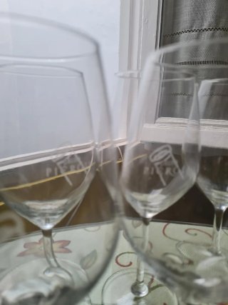 Juego 6 copas vino cristal. Logo Grupo Piérola
