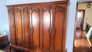 Armario de madera maciza