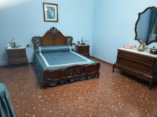 Armario de madera maciza
