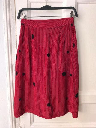 Falda midi vintage roja lunares negros