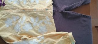 Blusa amarilla bordada flores blancas