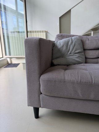 Sofá de tela gris