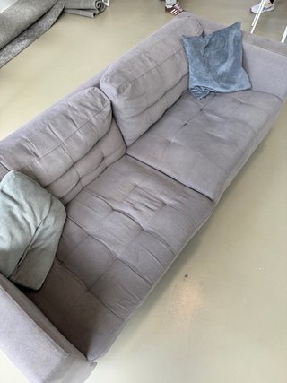 Sofá de tela gris