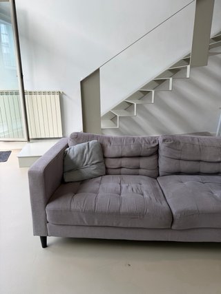 Sofá de tela gris