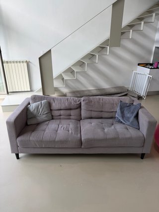 Sofá de tela gris