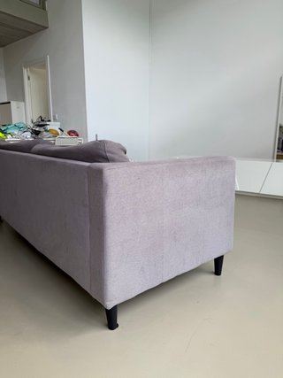 Sofá de tela gris