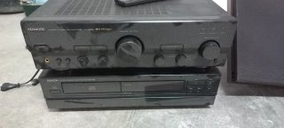 Altavoces negros y grises