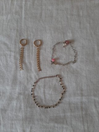 Conjunto de 2 pulseras y unos pendientes