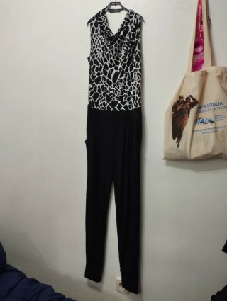 Mono con pantalón negro y top blanco y negro