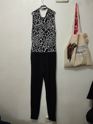 Mono con pantalón negro y top blanco y negro