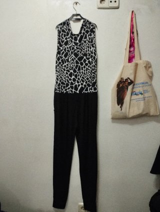 Mono con pantalón negro y top blanco y negro