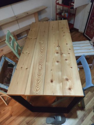 Mesa de madera de pino y metal