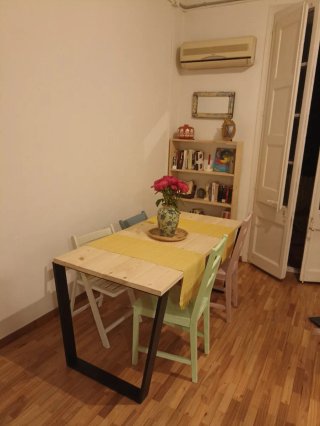 Mesa de madera de pino y metal
