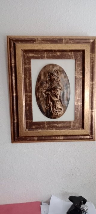 Figura religiosa y florero con rosa