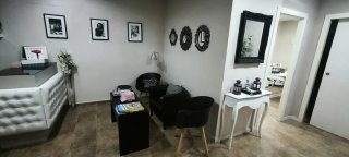 Se alquila espacio de estética en peluquería.