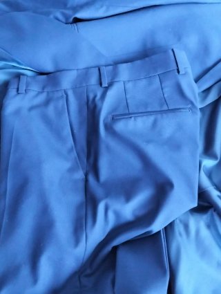 Traje azul de graduación